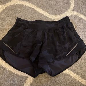 lululemon camo hotty hot shorts 2.5"